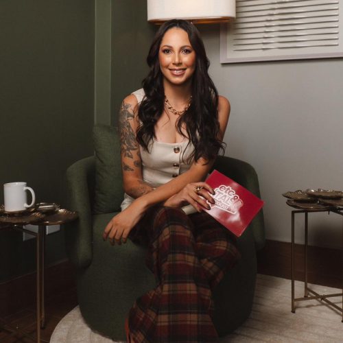 Diretora criativa, produtora e agora também apresentadora de podcast, Janaína Assis vive um momento de expansão profissional e pessoal.
