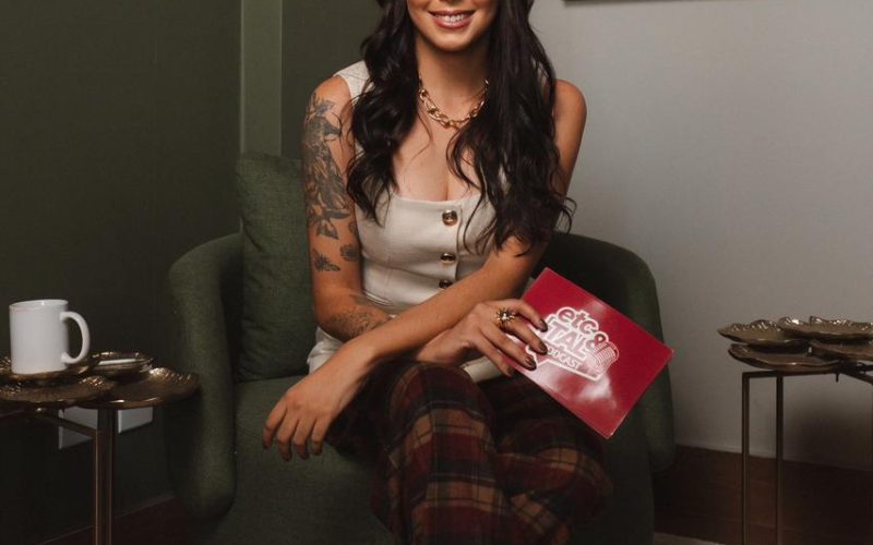 Diretora criativa, produtora e agora também apresentadora de podcast, Janaína Assis vive um momento de expansão profissional e pessoal.