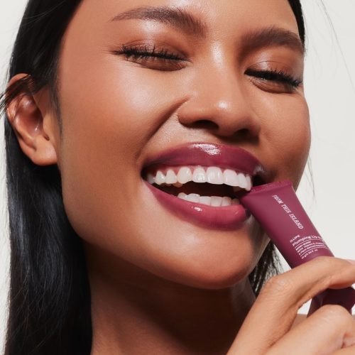 Beleza Glossy: o brilho natural que conquistou a pele e os lábios